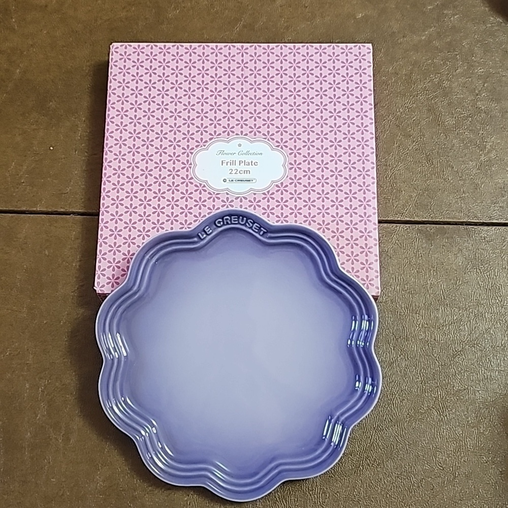 NIB Le Creuset 22cm Satin Blue Bell Purple Frill Plate from the Flower Collectio